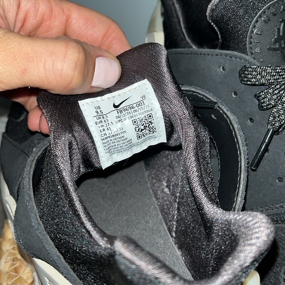 Black and white Nike Air Huarache Sneakers men’s size 9.5 - Picture 6 of 6